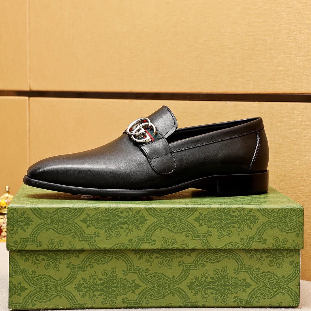Men's shoes 💰460 💐 Product trademark: GUCCI "Gucci" casual leather shoes Regular size: 39-45 (38.45🉑️customized) Product materials: Selected imported first-layer calfskin upper + luxury hardware buckle, imported cowhide leather lining. Strong three-dimensional visual effect, rubber outsole Color: 1⃣️color optional